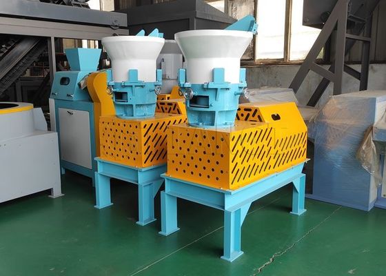 Equipo de fabricación de fertilizantes para estiércol de pollo Granulador de extrusión de película plana para fertilizantes granulares